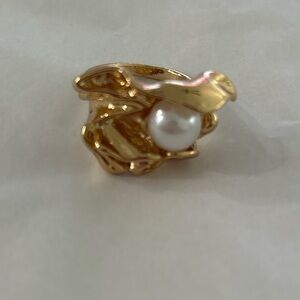 Elegant Gold Pearl Ring